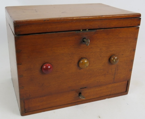 An antique lotto type ball game consisting of box, numbered board and wooden balls. 27cm x 21cm x - Bild 5 aus 5