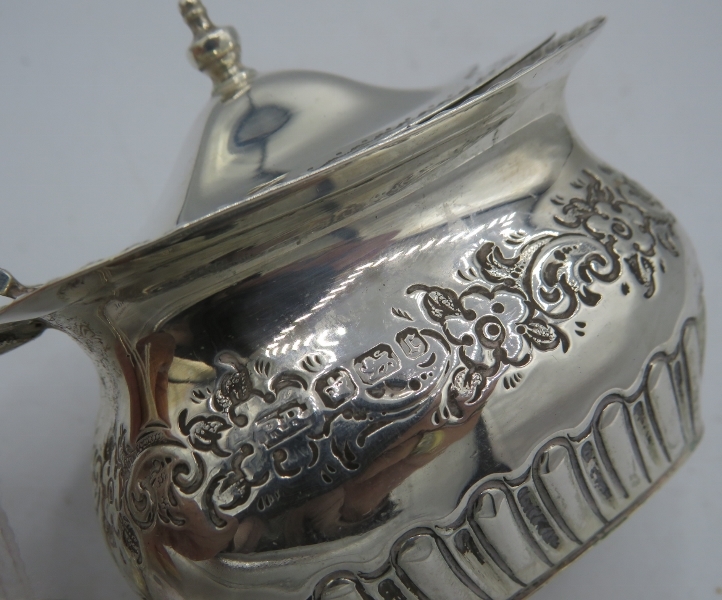 A silver mustard pot with half fluting and engraved decoration. Sheffield 1895, silver weight: 2.7 - Bild 2 aus 4