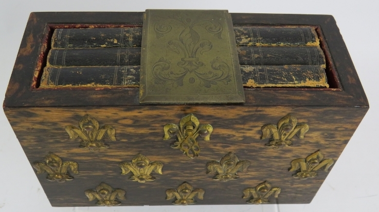 A Victorian coromandel desk top book safe decorated with gilt brass fleur-de-lys and with engraved - Bild 2 aus 6