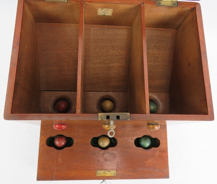 An antique lotto type ball game consisting of box, numbered board and wooden balls. 27cm x 21cm x - Bild 4 aus 5