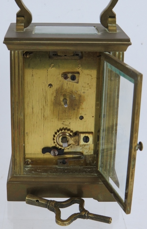 A brass cased 8 day carriage clock with white enamel dial. Key present. Height 15cm. Condition - Bild 3 aus 3