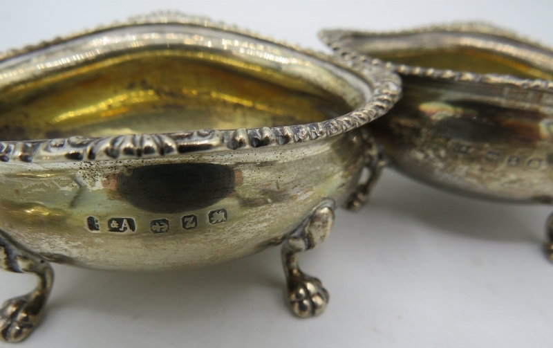 A pair of silver salts with cast lions paw feet. Birmingham 1899, a silver tea strainer, Sheffield - Bild 3 aus 5