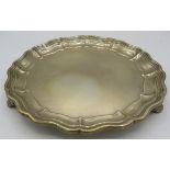 A silver salver on 3 feet and with pie crust edge decoration. Sheffield 1914. 11.8 troy oz/370