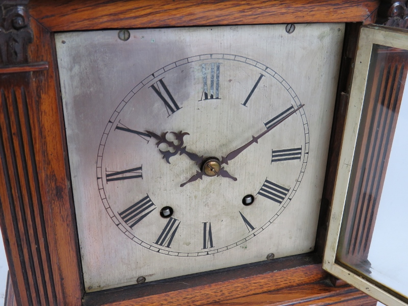 An Edwardian oak cased Palladian style mantel clock with striking movement. Pendulum present. No - Bild 3 aus 5