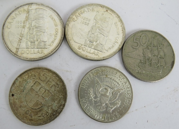 A collection of mainly British commemorative crowns, £5 coins, £2 coins, medallions and some foreign - Image 4 of 5