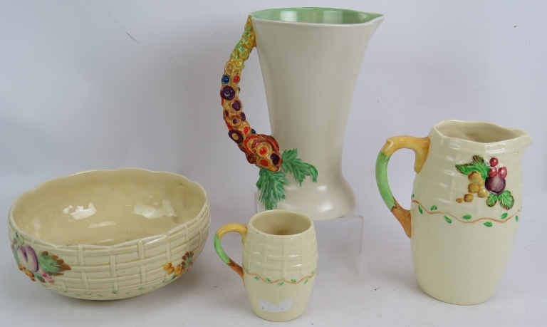 A Clarice Cliff 672 My Garden jug, an 883 pattern fruit bowl and two A J Wilkinson fruit and trellis - Bild 2 aus 5