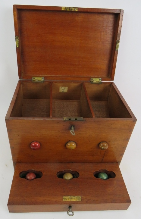 An antique lotto type ball game consisting of box, numbered board and wooden balls. 27cm x 21cm x - Bild 3 aus 5