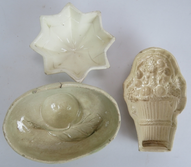 A 19th century salt glazed cottage tobacco jar, a pair of salt glazed wheatsheaf decorations, - Bild 2 aus 6