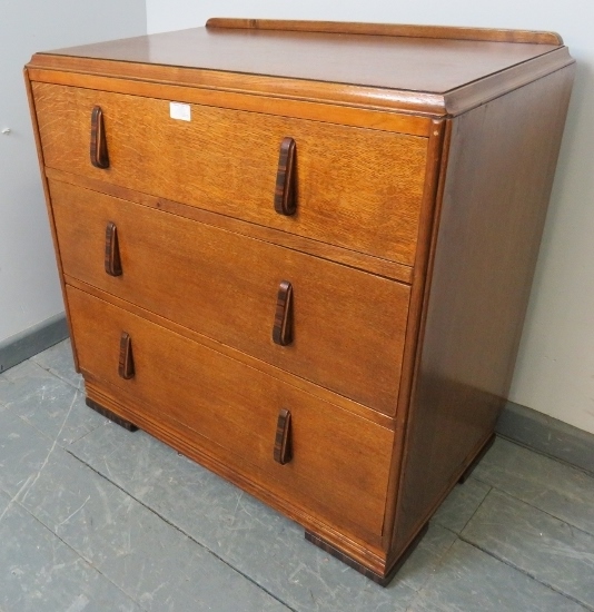 An Art Deco golden oak chest of small proportions, with three long graduated drawers, featuring - Bild 2 aus 4