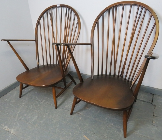 A pair of vintage elm ‘Grandfather’ Windsor armchairs by Ercol (model 317) with loose seat - Bild 2 aus 5