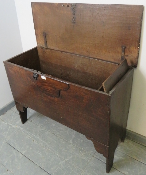 A late 17th/early 18th century joined oak coffer, with internal candle box, on stile supports. - Bild 4 aus 4