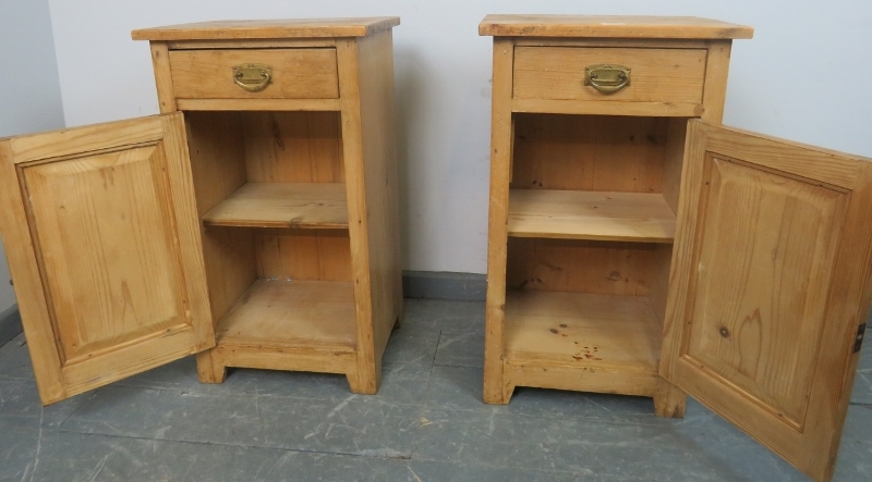 A pair of antique stripped pine bedside cabinets, each with single drawer and cupboard under with - Bild 2 aus 4
