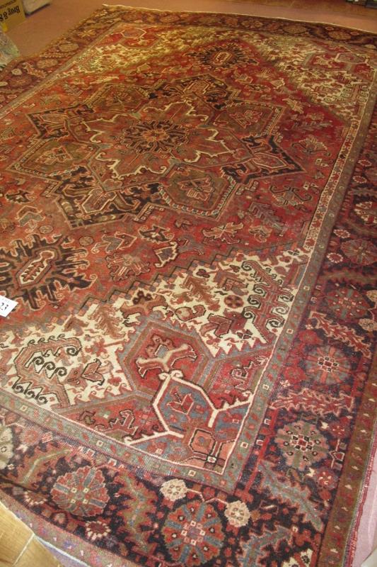 A fine Persian (Iran) carpet, central pattern on claret ground, in very good condition 333 x 258cm. - Bild 2 aus 3