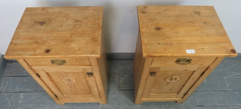 A pair of antique stripped pine bedside cabinets, each with single drawer and cupboard under with - Bild 3 aus 4