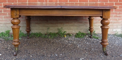 A good quality 19th century medium oak wind-out extending dining table, with two additional - Bild 2 aus 4