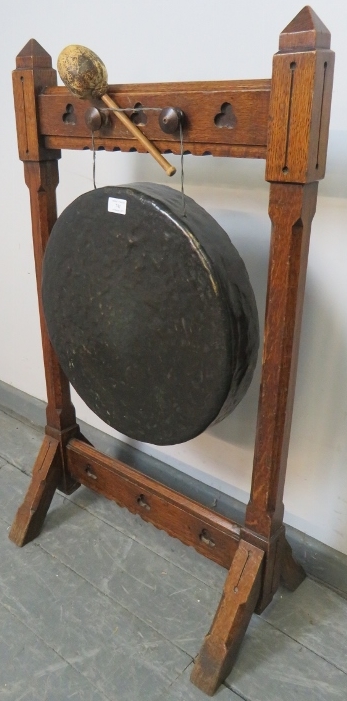 A 19th century Gothic Revival bronze dinner gong, suspended in an oak frame featuring trefoil carved - Bild 2 aus 3