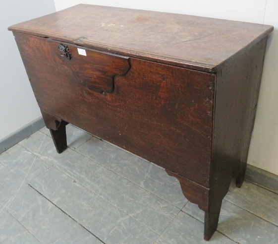 A late 17th/early 18th century joined oak coffer, with internal candle box, on stile supports. - Bild 2 aus 4