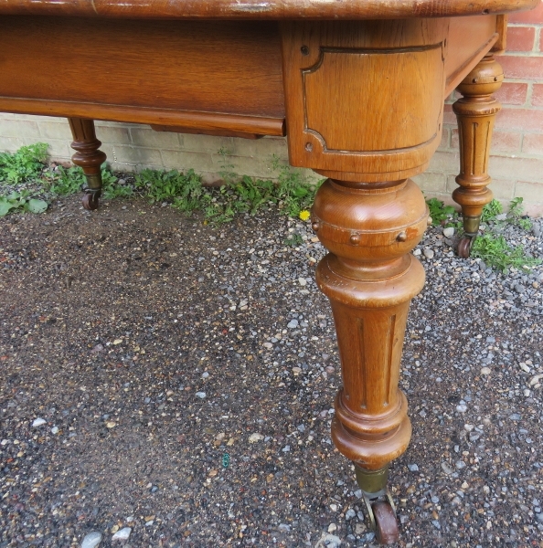 A good quality 19th century medium oak wind-out extending dining table, with two additional - Bild 3 aus 4