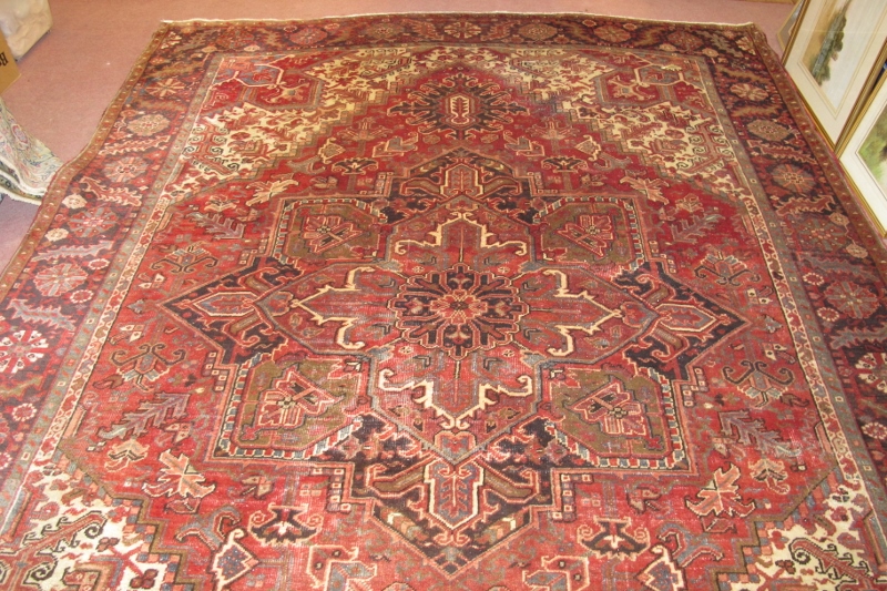 A fine Persian (Iran) carpet, central pattern on claret ground, in very good condition 333 x 258cm. - Bild 3 aus 3