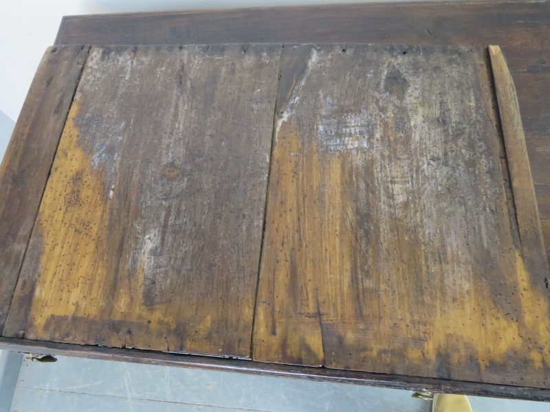 A late 17th century oak side table in unrestored condition, with single drawer featuring original - Bild 6 aus 7