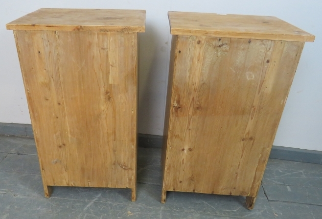 A pair of antique stripped pine bedside cabinets, each with single drawer and cupboard under with - Bild 4 aus 4