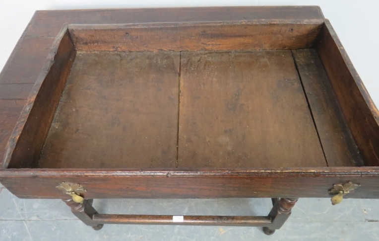 A late 17th century oak side table in unrestored condition, with single drawer featuring original - Bild 4 aus 7