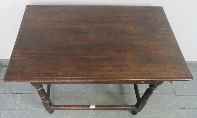 A late 17th century oak side table in unrestored condition, with single drawer featuring original - Bild 2 aus 7