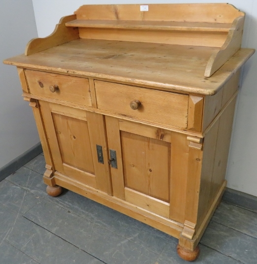 An antique striped pine sideboard with shaped gallery, housing two short drawers and cupboard - Bild 2 aus 3