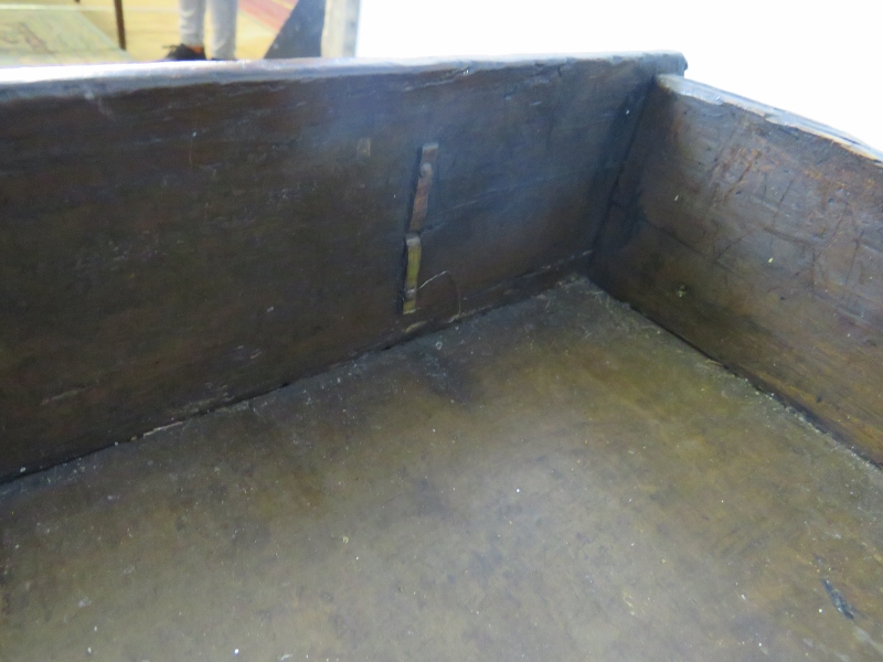 A late 17th century oak side table in unrestored condition, with single drawer featuring original - Bild 5 aus 7