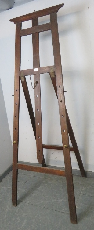 A vintage oak folding artist’s easel with height adjustable pegs. Condition report: Minor marks - Bild 2 aus 3