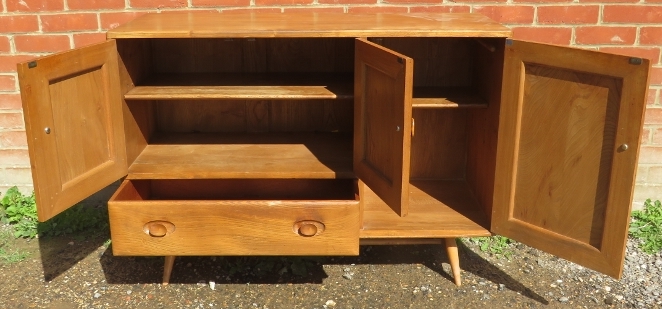 A mid-century elm and beech sideboard by Ercol, housing two cupboards, both with loose shelves, - Bild 3 aus 3