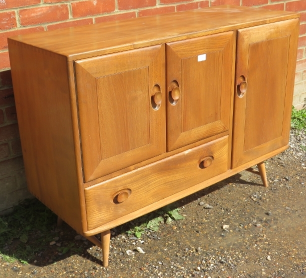 A mid-century elm and beech sideboard by Ercol, housing two cupboards, both with loose shelves, - Bild 2 aus 3