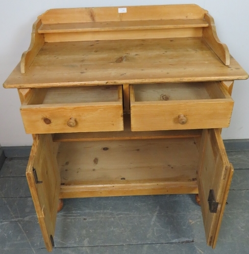 An antique striped pine sideboard with shaped gallery, housing two short drawers and cupboard - Bild 3 aus 3