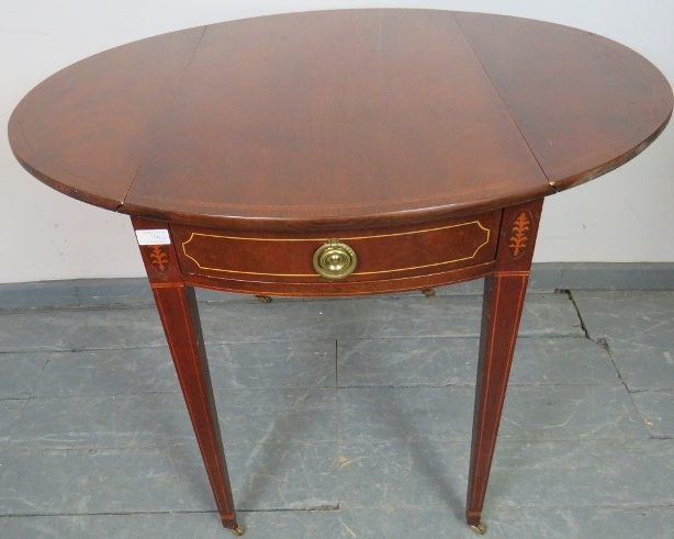 A pair of Regency style mahogany Pembroke tables, strung with satinwood and featuring marquetry - Bild 3 aus 3