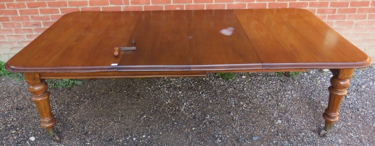 A good quality 19th century medium oak wind-out extending dining table, with two additional - Bild 4 aus 4