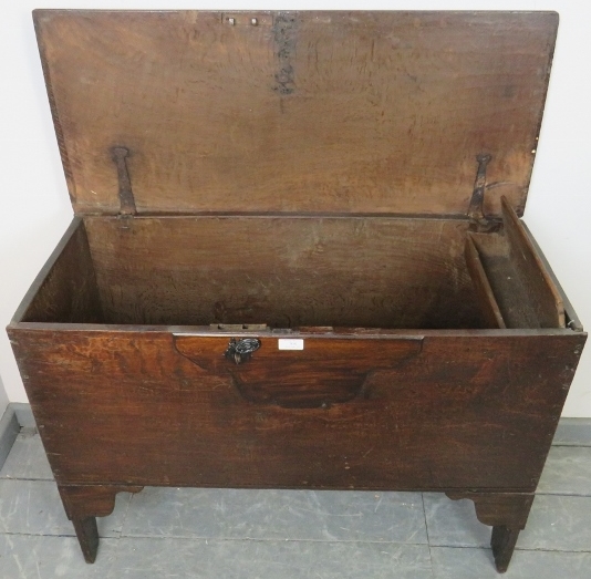 A late 17th/early 18th century joined oak coffer, with internal candle box, on stile supports. - Bild 3 aus 4