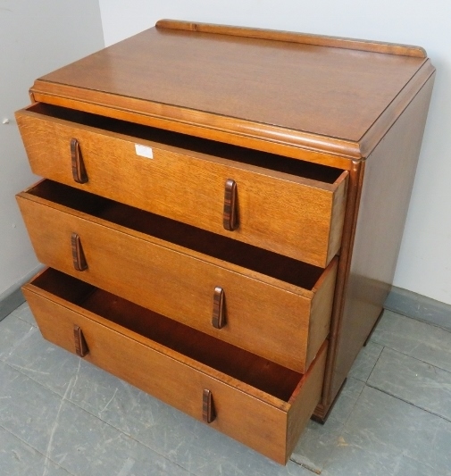 An Art Deco golden oak chest of small proportions, with three long graduated drawers, featuring - Bild 3 aus 4