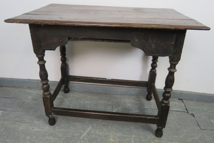 A late 17th century oak side table in unrestored condition, with single drawer featuring original - Bild 7 aus 7