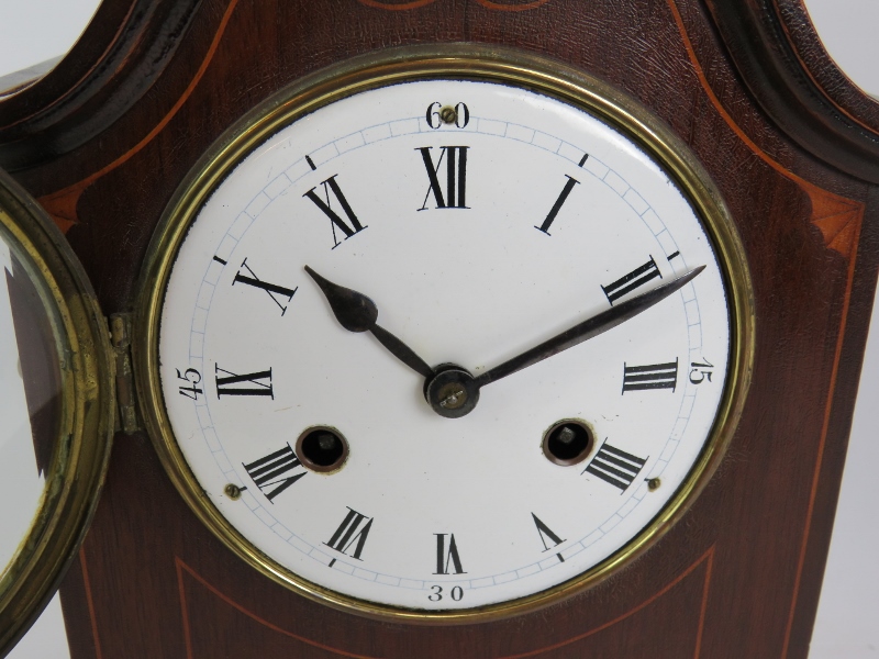 An Edwardian striking mantle clock in an inlaid mahogany case and with enamel dial. Overall height - Bild 3 aus 4