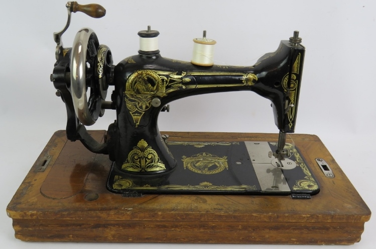 A vintage Serata manual sewing machine with wooden case, key and instructions. Condition report: - Image 4 of 6
