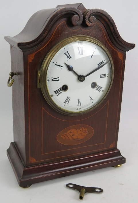 An Edwardian striking mantle clock in an inlaid mahogany case and with enamel dial. Overall height - Bild 2 aus 4