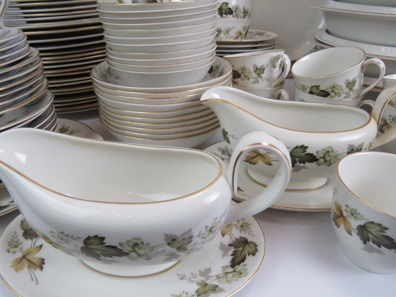 A vintage Royal Doulton " Larchmont" pattern dinner, tea and coffee service, approx: 145 pieces. - Image 3 of 7