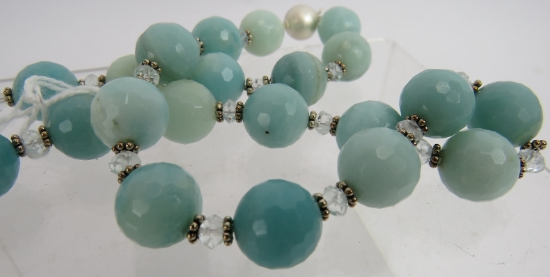 A blue Peruvian opal necklace with aquamarine & white metal spacers and silver ball clasp, approx - Image 3 of 3