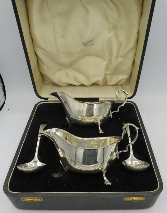 A good quality cased pair of silver sauce boats and sauce ladles, Sheffield 1936 and 1937. Approx