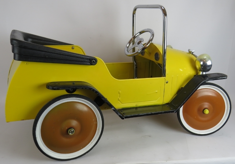 A vintage style child's pedal car of steel construction with working steering. Length 96cm. - Image 4 of 4