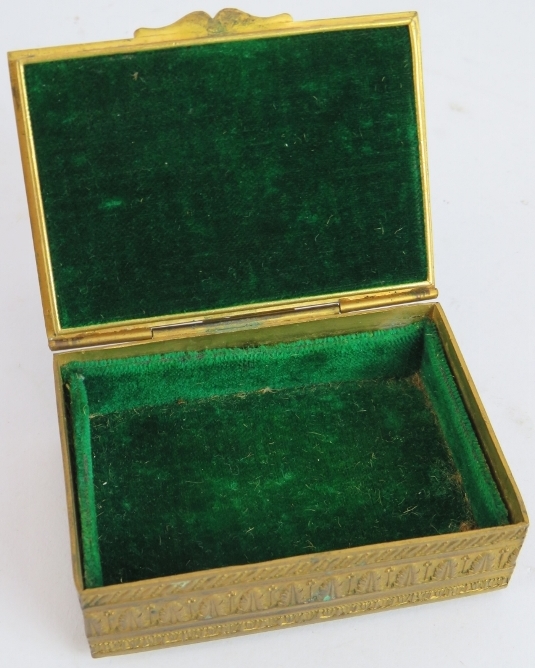 A small French Empire Revival gilt brass trinket box with green velvet lining. 8cm x 6cm x 2.5cm. - Image 3 of 4