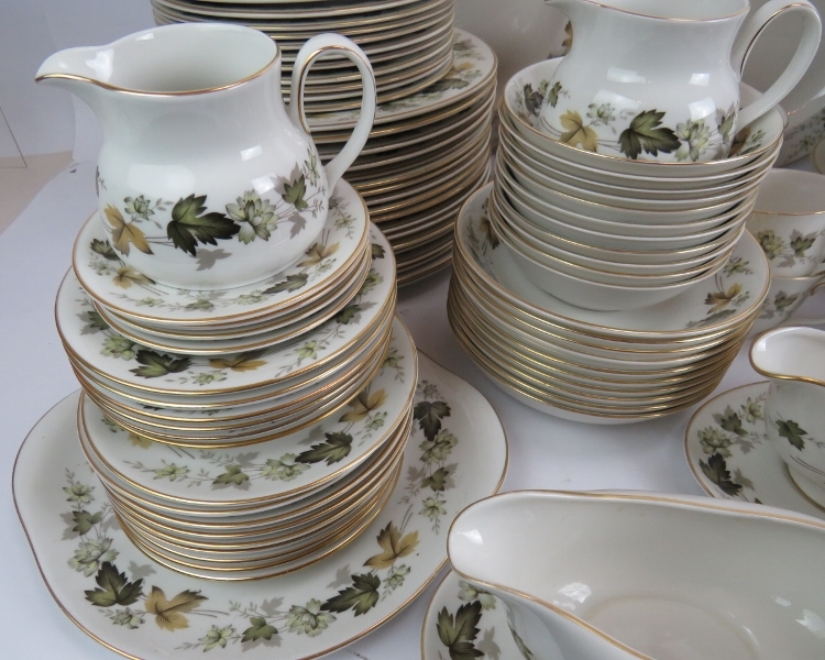 A vintage Royal Doulton " Larchmont" pattern dinner, tea and coffee service, approx: 145 pieces. - Image 4 of 7