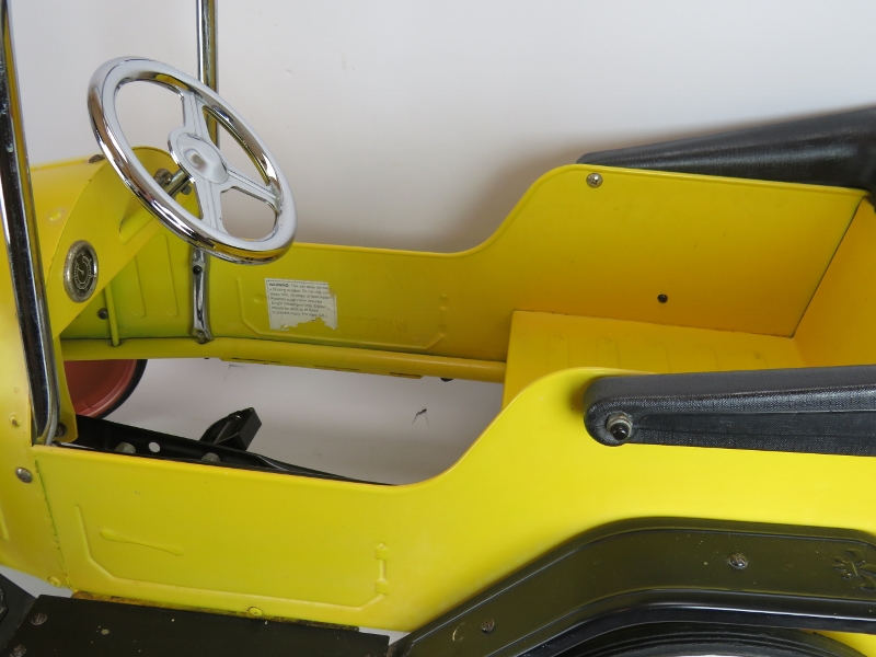 A vintage style child's pedal car of steel construction with working steering. Length 96cm. - Image 3 of 4