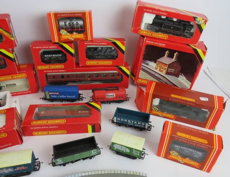 A large quantity of Hornby 00 gauge railway carriages, track, rolling stock, buildings, - Image 3 of 5