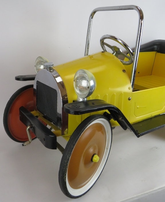 A vintage style child's pedal car of steel construction with working steering. Length 96cm. - Image 2 of 4